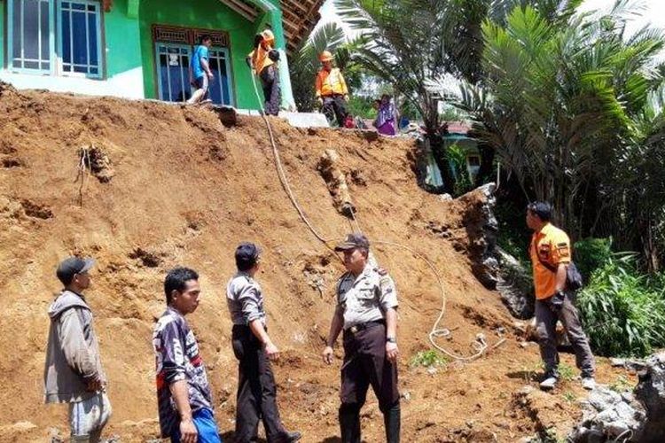 Tebing ambrol timpa rumah warga di Desa Gumawang Kidul Kecamatan Watumalang, Kabupaten Wonosobo, Provinsi Jawa Tengah, Senin (6/1/2019) 