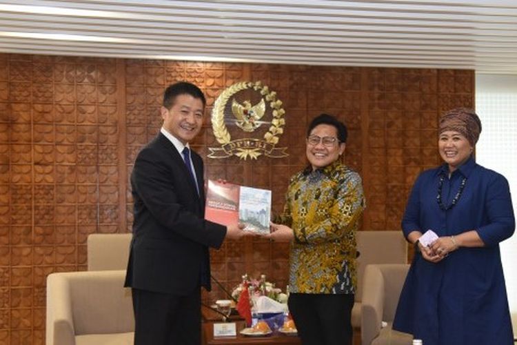 Wakil Ketua DPR RI Abdul Muhaimin Iskandar (tengah) saat bertukar cinderamata usai menerima kunjungan Duta Besar Tiongkok Lu Kang.