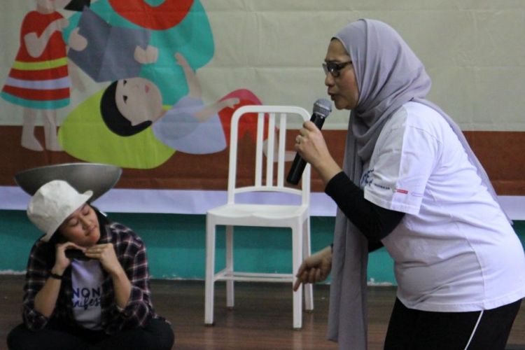 Dua karyawan Danone saat berdongeng di Festival Dongeng Internasional Indonesia, Aceh, Sabtu (11/11/2017).