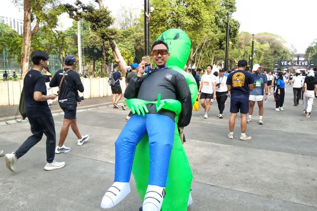 Unik! Peserta JRF 2026 Ini Lari Half Marathon Sambil Digendong Alien