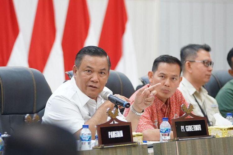 Pj Gubernur Riau SF Hariyanto saat mengikuti rapat tertutup dalam rangka kunjungan Presiden RI pada upacara Hari Lahir Pancasila di Gedung Daerah Balai Serindit, Rabu (29/5/2024)