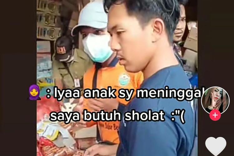 tangkapan layar video seorang ibu yang meminta mukena pada relawan untuk salat mendoakan anaknya yang meninggal dunia 