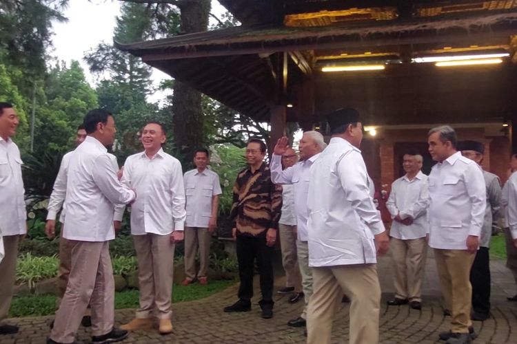 Marzuki Alie (batik cokelat) tampak hadir saat Ketua Umum Partai Gerindra Prabowo Subianto menyambut kedatangan Ketua Wantimpres Wiranto di Hambalang, Jawa Barat, Senin (1/5/2023). 