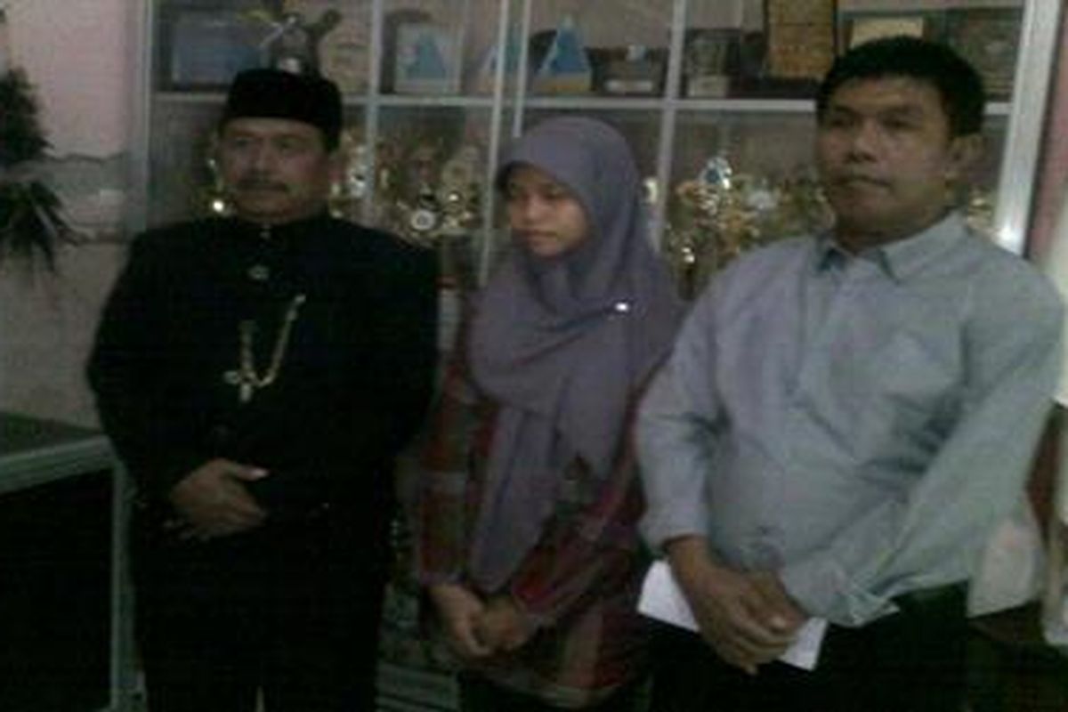 Siswa SMK Negeri 1 Lamongan, Nur Uthfi Khumairo peraih nilai Ujian Nasional peringkat ke-3 Nasional diapit Kepala Sekolah Ali Mudjiono (kiri) dan Kepala Dinas Pendidikan Lamongan Agus Suyanto 