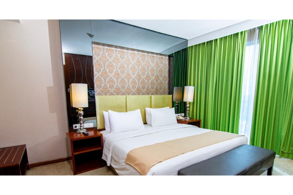 Kamar dan fasilitas Suite Deal di Swiss-Belinn SKA Pekanbaru. 