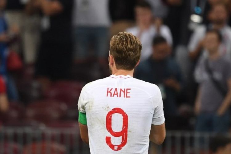 Harry Kane membalas apresiasi penonton seusai laga Kroasia vs Inggris pada semifinal Piala Dunia 2018 di Stadion Luzhniki, 11 Juli 2018. 