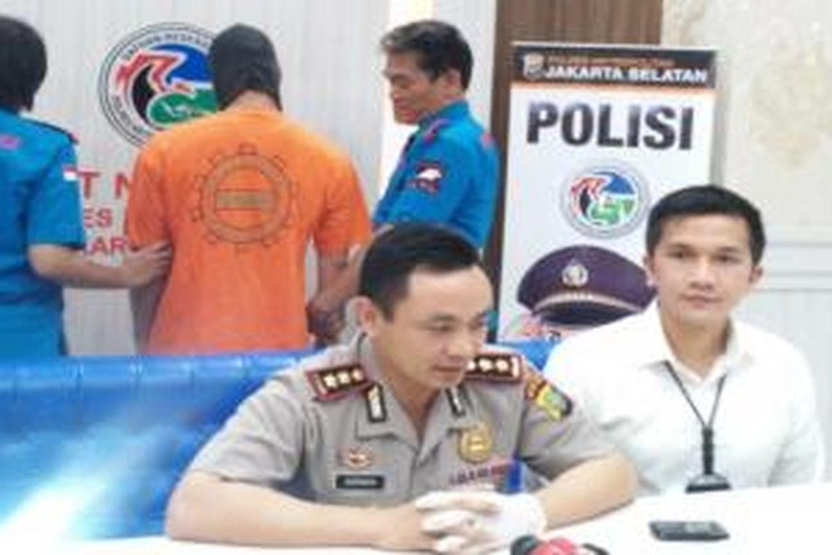 Wakapolres Metro Jakarta Selatan AKBP Surawan menggelar jumpa pers pengungkapan kasus narkoba yang menjerat Eza Gionino (mengenakan baju tahanan oranye) di Mapolres Jakarta Selatan, Senin (3/7/2015) sore.
