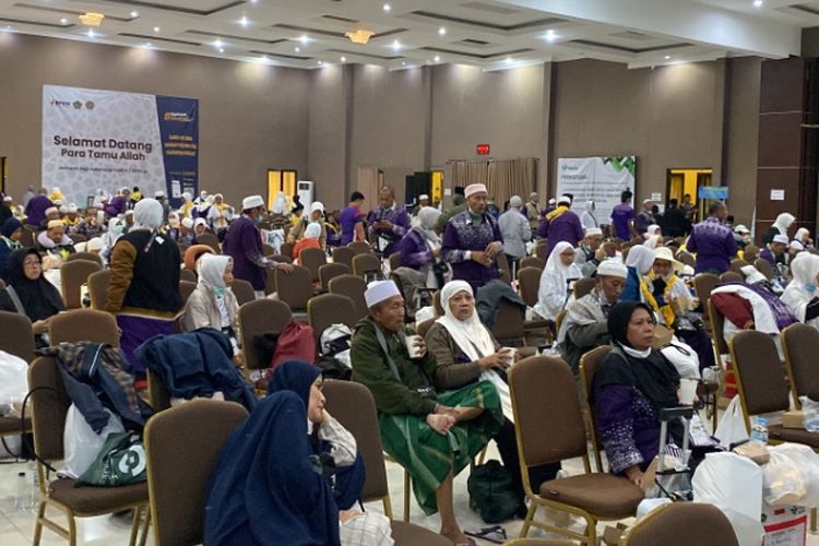 Jemaah haji kloter 44 yang tiba di Asrama Haji Surabaya, Rabu (25/6/2025).