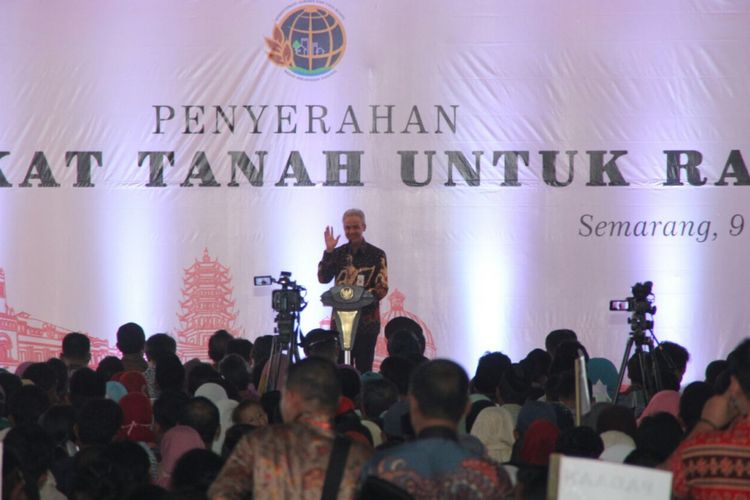 Gubernur Jawa Tengah Ganjar Pranowo dalam acara penyerahan sertifikat tanah untuk rakyat di Lapangan Pancasila, Semarang, Senin (9/10/2017)