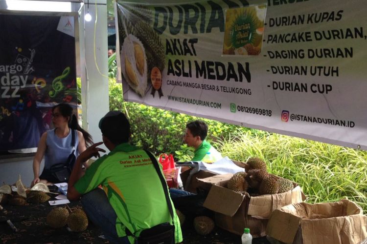 Stok durian di stan Festival Gila Durian terlihat ludes diburu pengunjung.