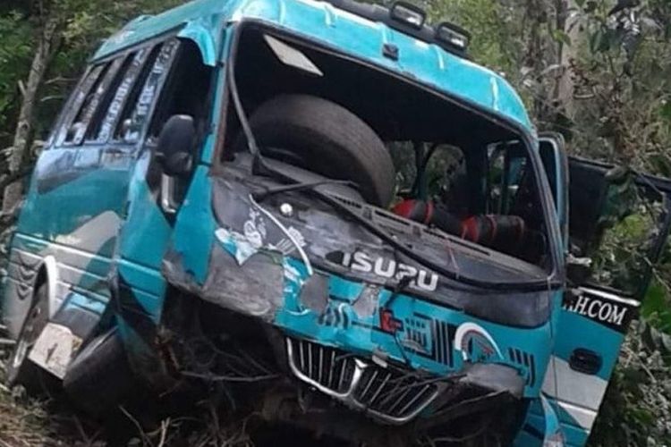 Bus pariwisata jatuh ke jurang di lokasi wisata Pantan Terong Takengon, Kabupaten Aceh Tengah, Minggu (21/3/2021).