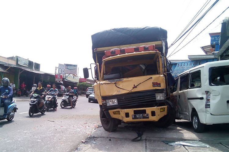 Truk menabrak mobil di Jalan Songgolangit, Gentan, Baki, Sukoharjo, Sabtu (8/7/2017).