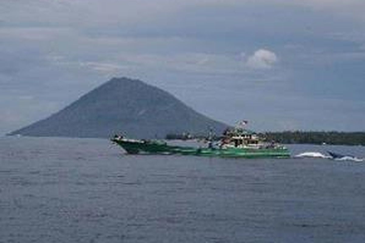 Taman Nasional Bunaken Perahu melintas di perairan Bunaken, Manado, Sulawesi Utara. Keindahan taman bawah laut Bunaken menjadi magnet kuat bagi para wisatawan untuk berkunjung ke Bunaken tanpa pernah bosan. 