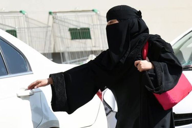 Perempuan dilarang menyetir di Arab Saudi walau tidak ada undang-undang yang mengaturnya secara resmi.
