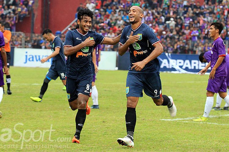 Pemain Persela Lamongan, Loris Arnaud (kanan), merayakan gol bersama rekan setimnya, Syahroni, dalam laga penyisihan Piala Indonesia 2018 zona 11 melawan Persik Kediri di Stadion Brawijaya Kediri, Jawa Timur, Selasa (15/05/2018) sore.