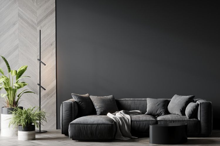 Penggunaan cat dinding berwarna hitam di ruang tamu rumah minimalis