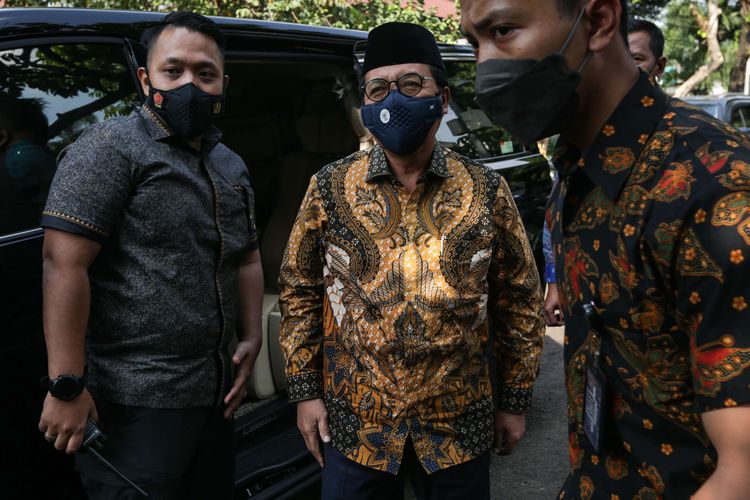 Ketua Mahkamah Agung M Syarifuddin melayat ke rumah duka Menteri Pendayagunaan Aparatur Negara dan Reformasi Birokrasi (Menpan-RB) Tjahjo Kumolo di Widya Chandra, Jakarta, Jumat (1/7/2022). Tjahjo Kumolo meninggal setelah dirawat di Rumah Sakit Abdi Waluyo, Jakarta Pusat, selama hampir dua pekan.