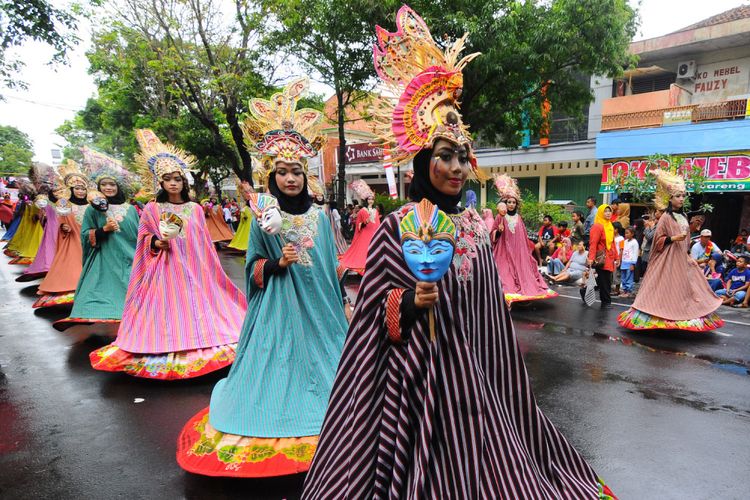 Sejumlah peserta mengenakan kostum lurik karnaval saat mengikuti Klaten Lurik Carnival 2017 di Klaten, Jawa Tengah, Sabtu (29/7/2017). Perhelatan Klaten Lurik Canival 2017 yang diikuti sebanyak 36 kontingen tersebut bertujuan untuk mengangkat potensi karya kerajinan lokal kain lurik Kabupaten Klaten menuju ranah pasar nasional dan internasional. 