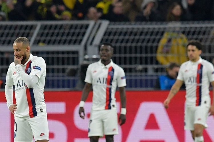 Pemain depan Paris Saint-Germain asal Brasil, Neymar (kiri) bereaksi setelah Dortmund mencetak gol selama Liga Champions UEFA 16 Besar, pertandingan sepak bola leg pertama BVB Borussia Dortmund v Paris Saint-Germain (PSG) di Dortmund, Jerman barat, pada 18 Februari 2020.