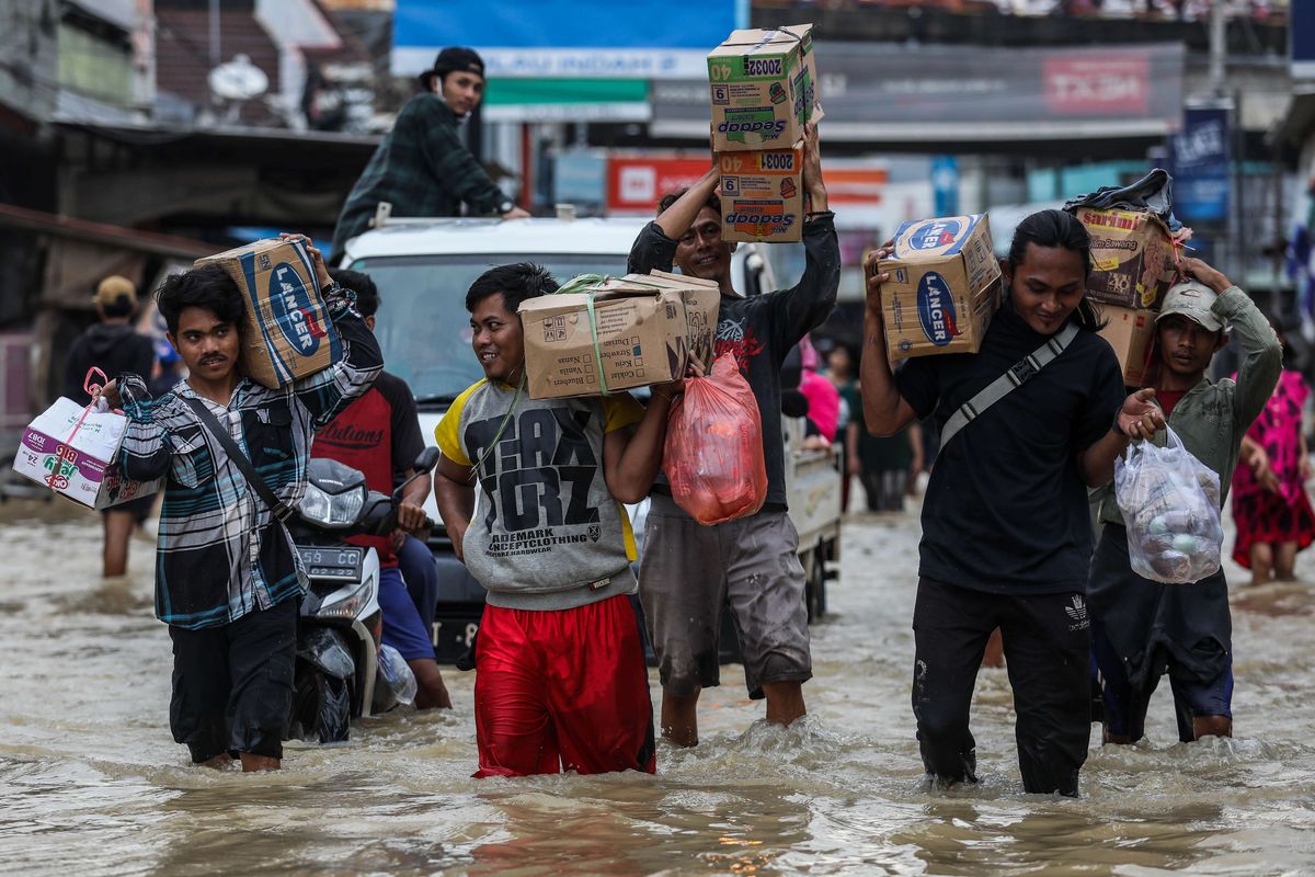 Korban banjir berada di bawah Jembatan layang sebagai tempat pengungsian sementara di Pamanukan, Kabupaten Subang, Jawa Barat, Rabu (10/2/2021). Berdasarkan catatan BPBD Subang, banjir dan longsor diketahui terjadi di 21 kecamatan dengan sebanyak 38 ribu lebih warga dilaporkan mengungsi.