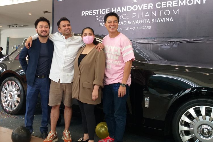 Presenter Raffi Ahmad dalam acara penyerahan mobil Rolls Rolls Royce Phantom untuk Nagita Slavina, yang ia beli dari pengusaha Rudy Salim, di kawasan Pluit, Jakarta Utara, Minggu (19/6/2022).