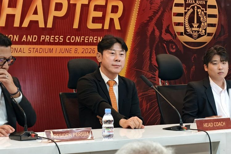 Pelatih baru Persija Jakarta, Shin Tae-yong, saat diperkenalkan kepada publik di Jakarta International Stadium, Jakarta, pada Senin (8/6/2026).