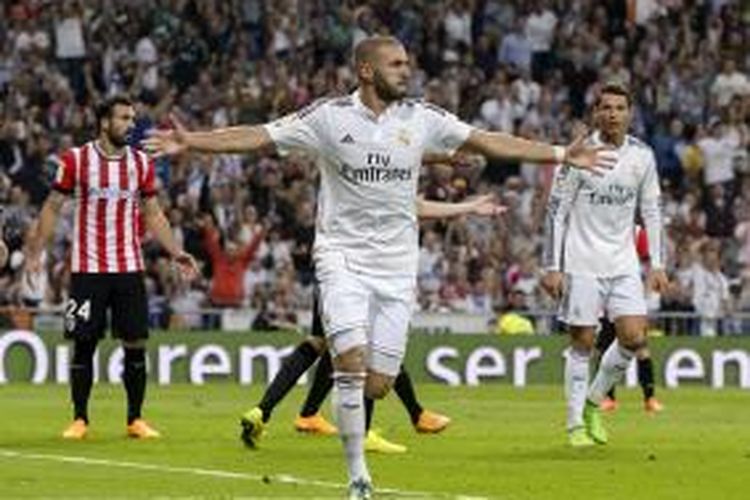 Penyerang Real Madrid, Karim Benzema, merayakan satu dari dua golnya ke gawang Athletic Bilbao, pada laga Primera Division, di Santiago Bernabeu, Minggu (5/10/2014). Madrid memenangi laga itu dengan skor 5-0.