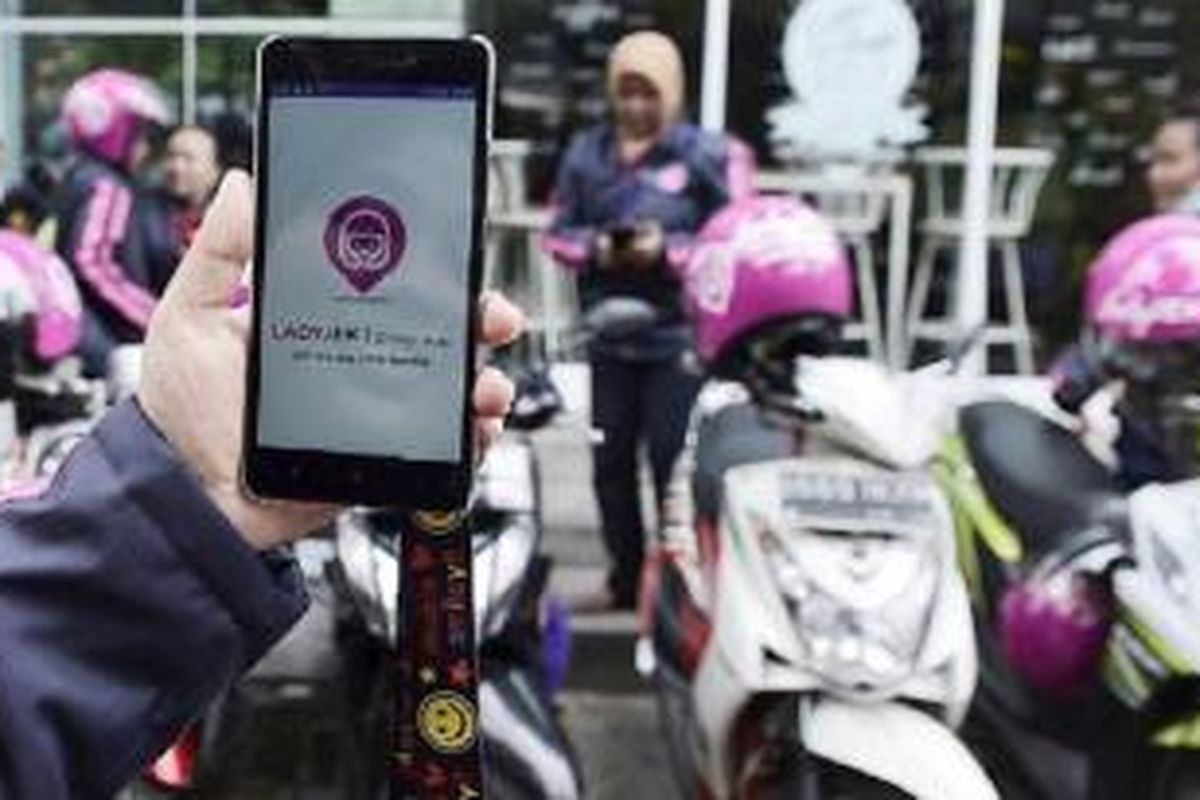 Layanan ojek berbasis penggunaan aplikasi pada telepon pintar semakin marak. Setelah Go-Jek dan Grabbike, kini muncul LadyJek yang diluncurkan di Jakarta, Kamis (8/10). LadyJek merupakan layanan ojek perempuan yang dikhususkan untuk penumpang perempuan. 