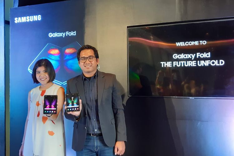 Taufiq Furqan (kanan), Product Marketing Manager Samsung Indonesia, saat acara peluncuran perangkat Samsung Galaxy Fold di Hotel Fairmont, Jakarta, Jumat (13/12/2019). 