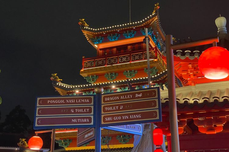 Suasana Old Shanghai di Sedayu City, Kelapa Gading, Jakarta Utara, pada malam hari yang penuh dengan nuansa kemerahan khas Tionghoa. 