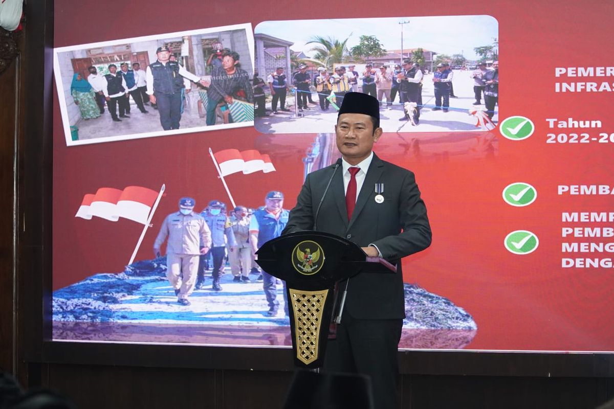 Bupati Lamongan Yuhronur Efendi saat meluncurkan program Beasiswa Perintis 2023, yang bertepatan pada Tasyakuran Hari Ulang Tahun (HUT) ke-78 Republik Indonesia (RI) Kabupaten Lamongan, di Pendopo Lokatantra Lamongan, Kamis (17/8/2023).
