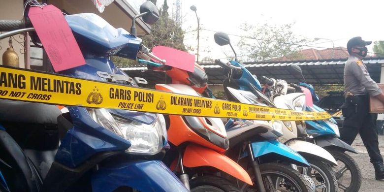 Seorang anggota polisi melintas di antara deretan sepeda motor hasil kejahatan yang diekspose di halaman Polsek Pacet, Cianjur, Jawa Barat, Kamis (20/8/2020). Terkait kasus curanmor tersebut polisi meringkus dua orang pelaku.