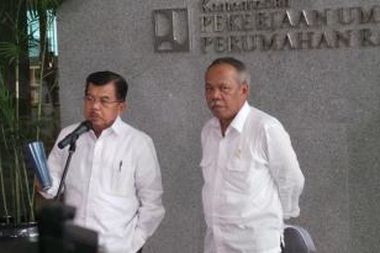 Wakil Presiden Jusuf Kalla seusai rapat dengan Menteri Pekerjaan Umum dan Perumahan Rakyat Basuki Hadimoeljono di Kantor Kementerian PUPR, Jakarta, Selasa (7/4/2015)