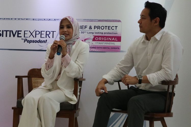 Division Head of Health and Wellbeing Unilever Indonesia Foundation Unilever Indonesia, drg. Ratu Mirah Afifah GCClinDent., MDSc., dan drg. Andy Wirahadikusumah Sp. Pros pada acara Sensitive Expert Talk by Pepsodent di kawasan Kebayoran Baru, Jakarta Selatan, Selasa (9/4/2019).