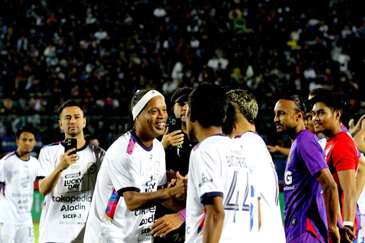 Legenda sepak bola Ronaldinho berseragam Rans Nusantara FC  bersalaman dengan pemain sebelum pertandingan Trofeo Meet The Star di Stadion Kanjuruhan Kepanjen, Kabupaten Malang, Minggu (26/6/2022) malam.