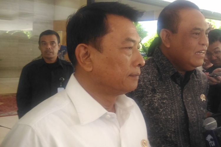 Menteri Pendayagunaan Aparatur Negara dan Reformasi Birokrasi (MenPAN RB), Syafruddin dan Kepala KSP Moeldoko di kantor KSP, Jakarta Pusat, Selasa (2/7/2019). 