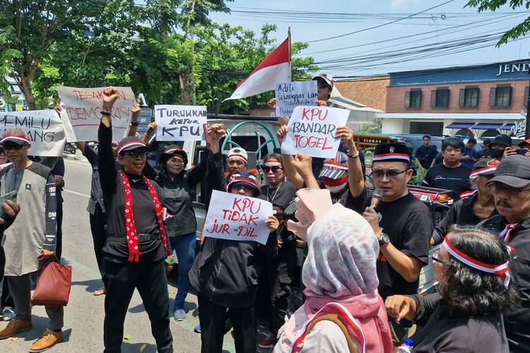 Puluhan massa berunjuk rasa memprotes kecurangan pemilu serentak 2024 di depan kantor KPU Jateng, Semarang, Rabu (21/2/2024).