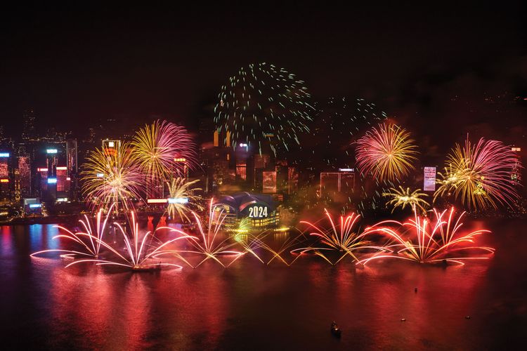 Ilustrasi pertunjukan kembang api saat malam pergantian tahun di Hong Kong.