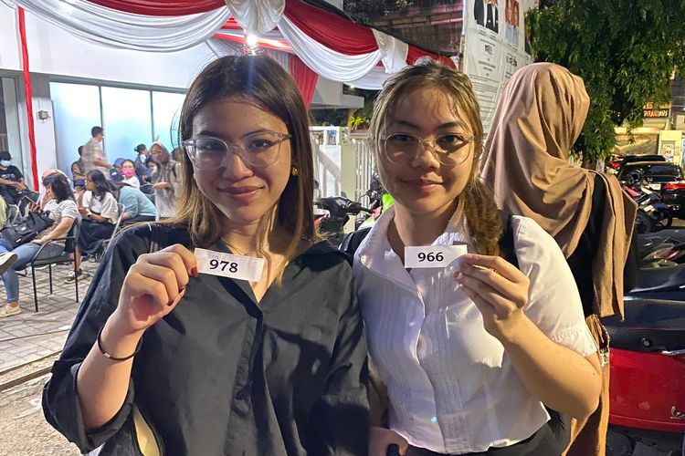 Gratia (23) dan Amanda (23) saat ditemui disela-sela pengurusan Pindah Memilih di Kantor Komisi Pemilihan Umum (KPU) Kota Jakarta Selatan, Senin (15/1/2024) malam.