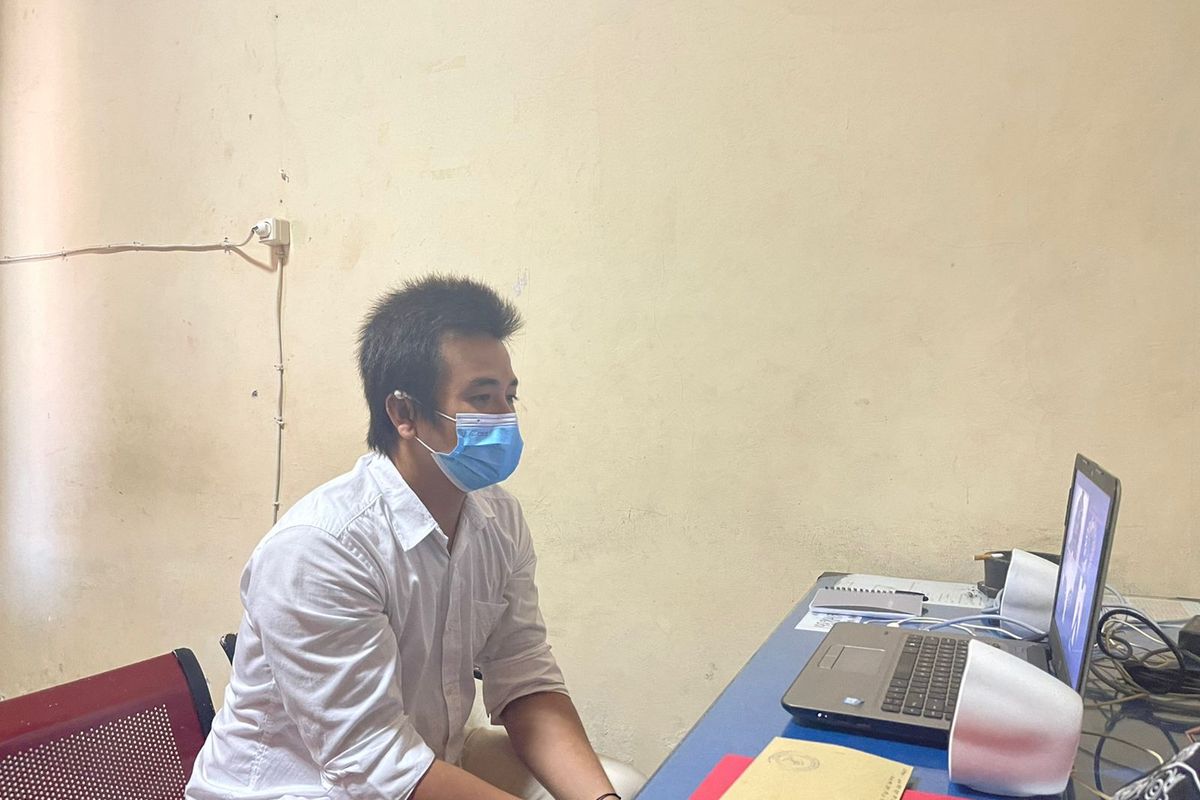 Terdakwa saat mendengarkan tuntutan JPU melalui video jarak jauh di Lapas Kerobokan, Denpasar, Bali pada Selasa (14/6/2022). /Dok. Humas Kejari Denpasar