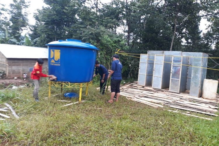 Kementerian Pekerjaan Umum dan Perumahan Rakyat (PUPR) mengirimkan tim ke lapangan dan berbagai perlengkapan untuk memenuhi kebutuhan air bersih dan sanitasi di lokasi pengungsian pasca gempa di Kecamatan Kalibening, Kabupaten Banjarnegara. 