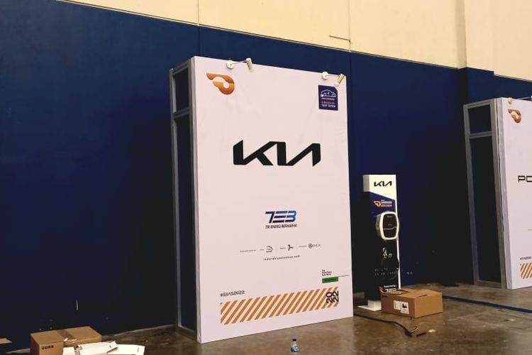 Charging station untuk mobil listrik KIA pada GIIAS 2022