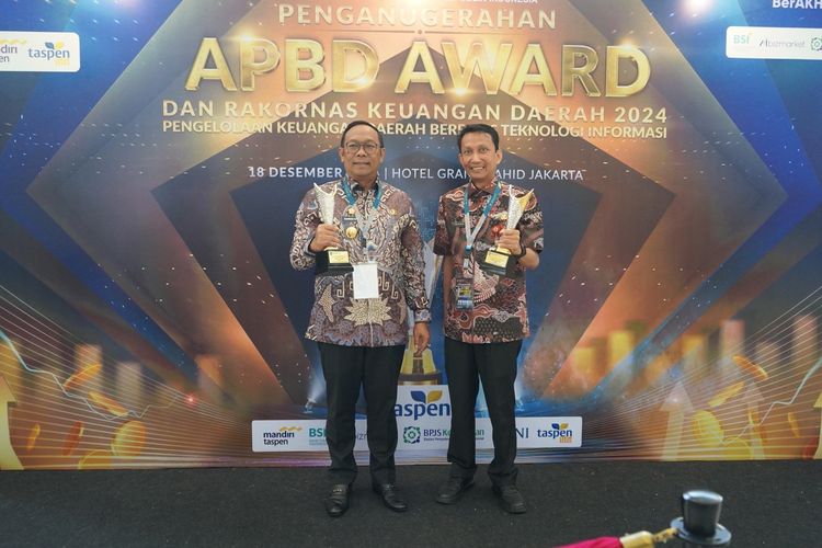 Pj Gubernur Riau Rahman Hadi saat menerima dua penghargaan dalam APBD Award 2024 di Jakarta, Rabu (18/12/2024). 