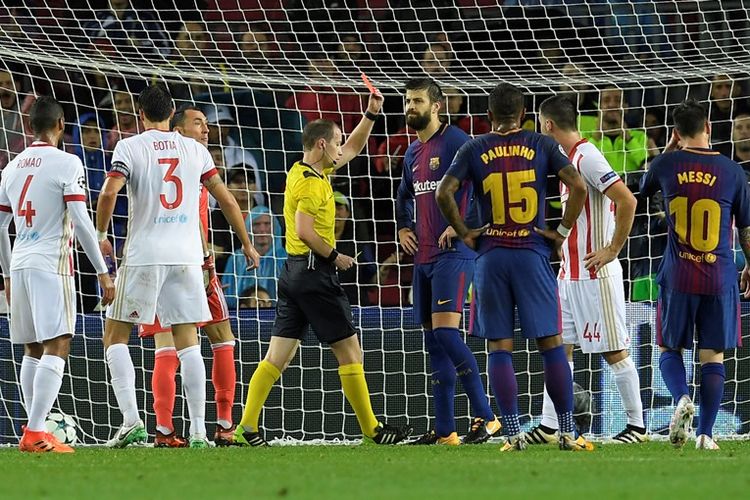 Bek Barcelona, Gerard Pique (tengah), menerima kartu kuning kedua dalam pertandingan penyisihan Grup D Liga Champions melawan Olympiacos FC di Camp Nou, Barcelona, 18 Oktober 2017.
