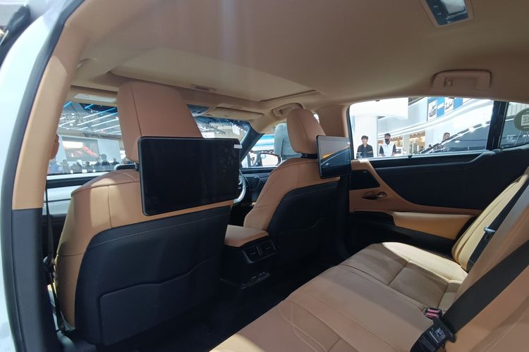 Lexus ES 300h Ultra Luxury di GIIAS 2023