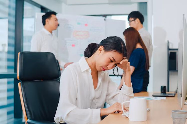 Terdapat beberapa zodiak yang disebut rentan mengalami burnout kerja atau lelah berkepanjangan. Sebab, zodiak tersebut berdedikasi tinggi. 