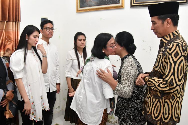 Presiden Joko Widodo dan Ibu Negara Iriana, Selasa (3/4/2018) malam, melayat sang besan Didit Supriyanto di Solo.