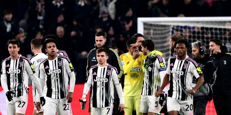 Para pemain Juventus merayakan akhir pertandingan sepak bola Serie A Italia antara Juventus dan Cagliari di stadion Allianz di Turin pada 29 November 2025.