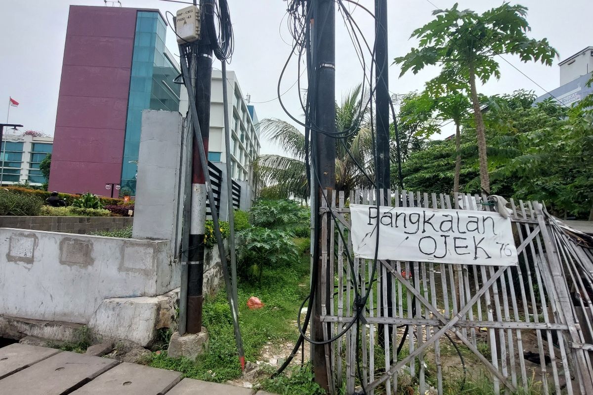 Lahan kosong di samping RS Mitra Keluarga Kalideres, diduga menjadi tempat asusila aksi pedofil seorang pria terhadap seorang anak di dalam empang di kawasan Kalideres, Jakarta Barat, pada Minggu (9/10/2022).