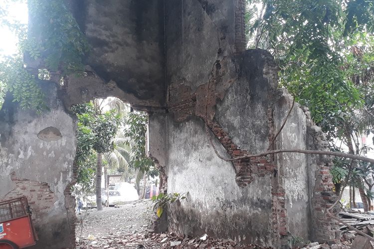 Bangunan zaman Belanda di Jalan TB Simatupang-Jalan Raya Condet, Kelurahan Gedong, Kecamatan Pasar Rebo, Jakarta Timur, Kamis (14/11/2019).